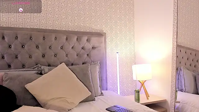 AriRobert_'s Live XXX Chat