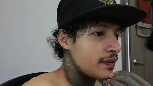 trieone Chat XXX live