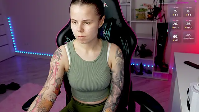 QueenAliceX élő XXX-chatje