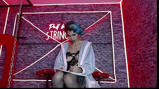 Amy_petitee: διαδικτυακό σόου στην κάμερα