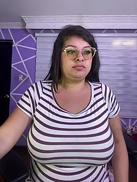 MiiaaJoness élő XXX-chatje