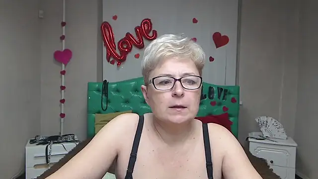 EmiliaGree: онлайн-секс-чат