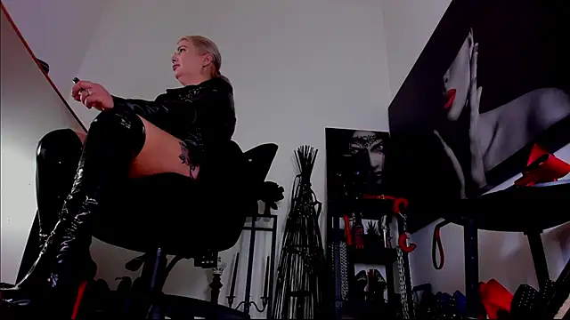 MistressDemi: διαδικτυακό σόου στην κάμερα