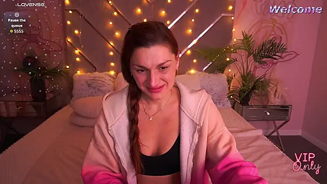 EllaGoldenn: вебкам-шоу