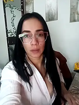 Chatroom XXX en direct de YaraDuartee