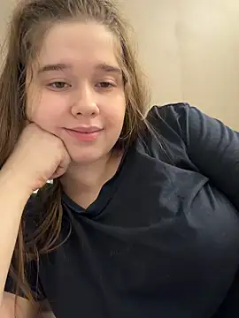 Pokazy przed kamerką – HornyGirlH