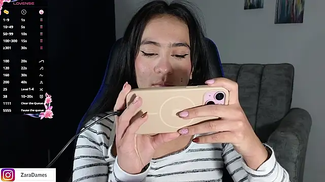 Chat +18 de ZaraDames_ ao vivo