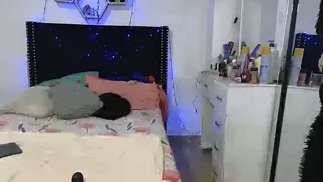 charlotte_077 লাইভ XXX চ্যাট