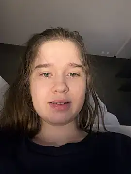 Pokazy przed kamerką – HornyGirlH