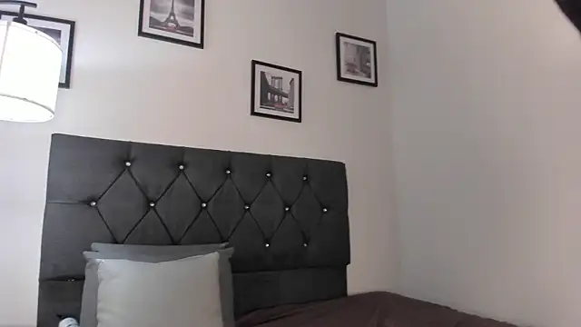 noah_johes: διαδικτυακό σόου στην κάμερα