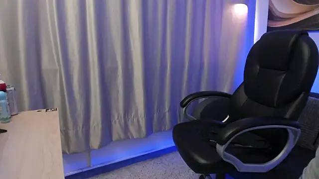 Leoo_Miller 即時 XXX 聊天