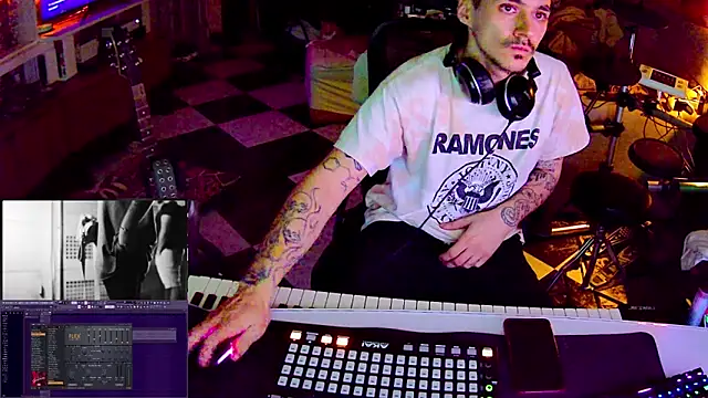 elputospizrose: διαδικτυακό σόου στην κάμερα