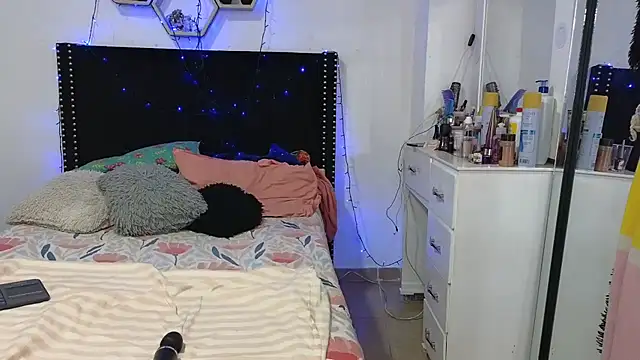 Chatroom XXX en direct de charlotte_077