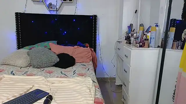 charlotte_077 élő XXX-chatje