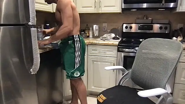 Pokazy przed kamerką – BigGuyMuscle