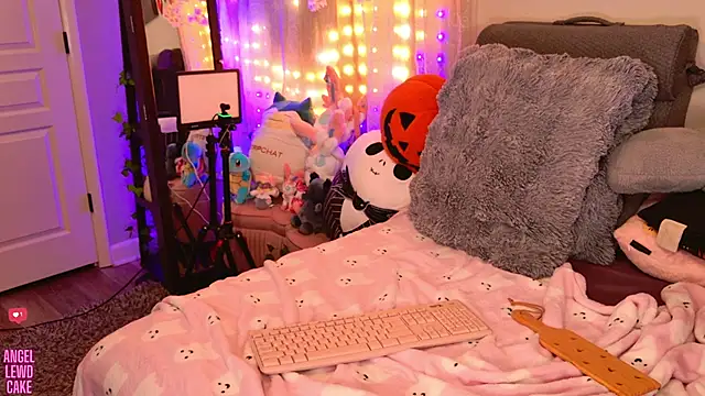 Chat XXX en directo de Angel-Lewd-Cake