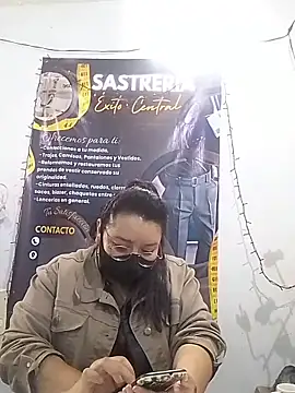 MyhixelAdanMhanzy: διαδικτυακό σόου στην κάμερα