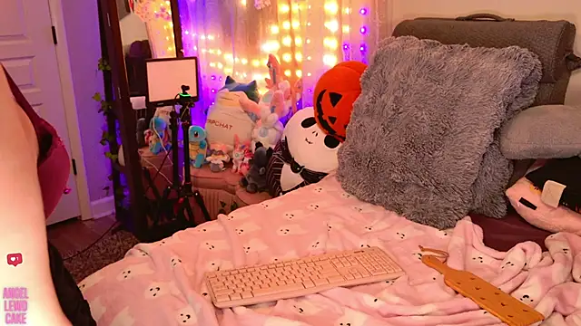 Angel-Lewd-Cake élő XXX-chatje