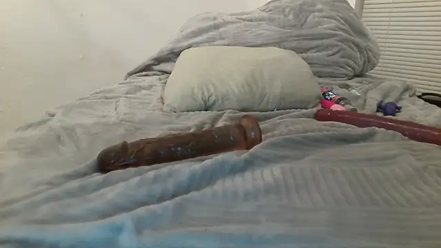 Pokazy przed kamerką – Peachestabby147