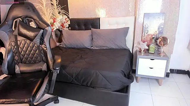 Vicky_sst: онлайн-секс-чат