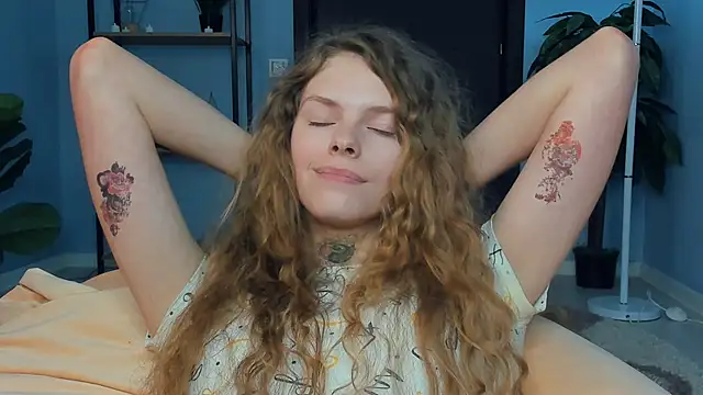 Онлайн чат XXX RayaNenlia