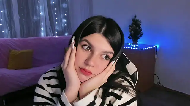 KisaModel Adlı Modelin Canlı XXX Sohbeti