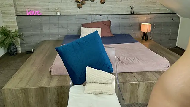 Chat +18 de hornyb33_ ao vivo