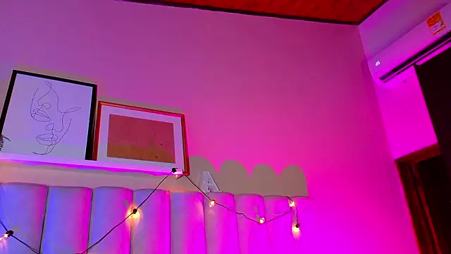 AmbarHills_1 élő XXX-chatje