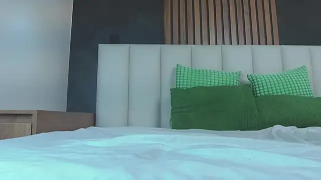 Chatroom XXX en direct de RiriiBrunette__