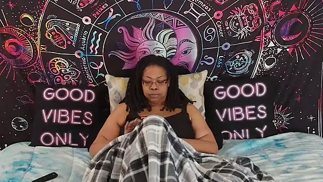 RENAESPLEASUREPALACE Adlı Modelin Canlı XXX Sohbeti