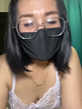 Show modela melyiaaa na web-kameri