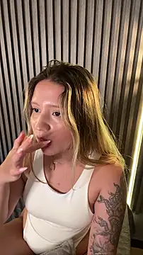 Chat +18 de MiaPetit_ ao vivo