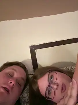 CurvyPaar2 live XXX chat