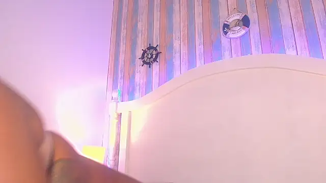 Chat +18 de KayaBrown ao vivo