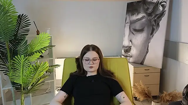 ThedaAlvarran Chat XXX live