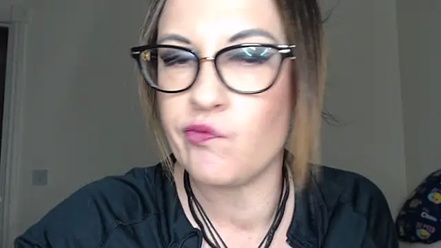 Humiliatrixxxx Adlı Modelin Canlı XXX Sohbeti