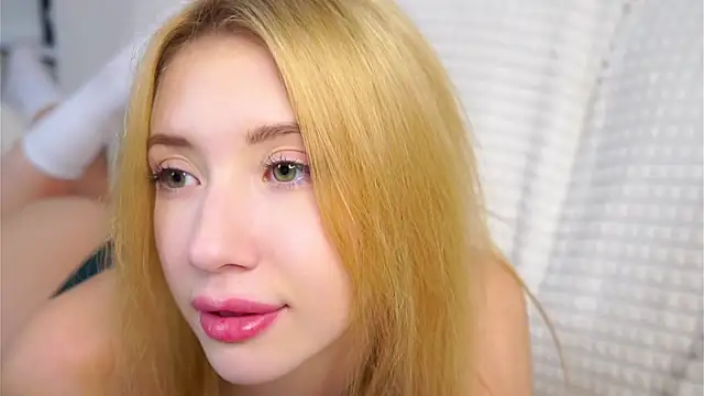 SunnivaCovil: δ ιαδικτυακό σόου στην κάμερα