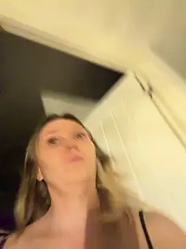 Sky25x Adlı Modelin Canlı XXX Sohbeti