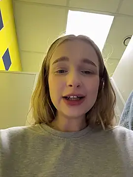 -teenytiny-: διαδικτυακό σόου στην κάμερα