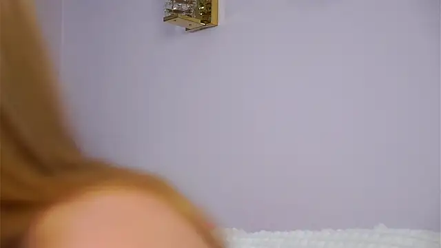 SunnivaCovil: διαδικτυακό σόου στην κάμερα