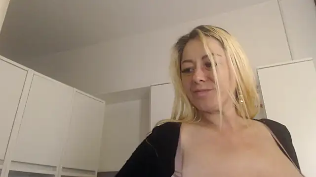 _karolynesyera_のライブXXXチャット