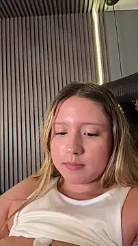 Онлайн чат XXX MiaPetit_