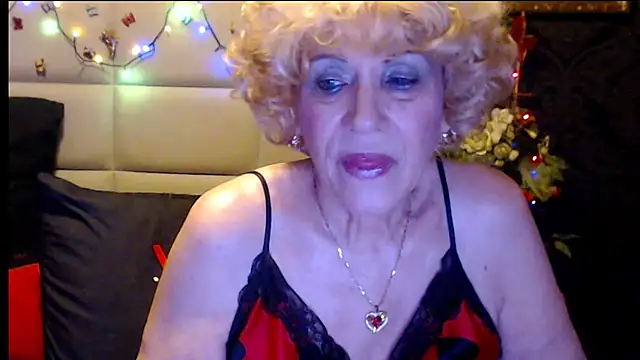 HappyWomanOn Show Webcam