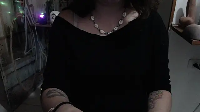 curly_greeneyed Chat XXX in diretta