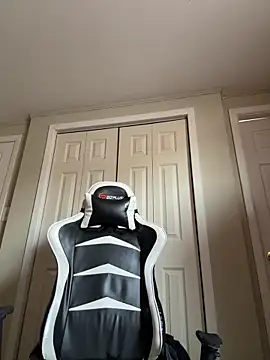 QueenNuttCollector Show in webcam