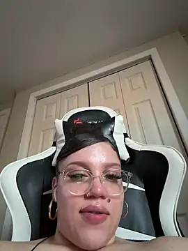 QueenNuttCollector Show in webcam