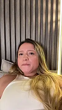 Chat +18 de MiaPetit_ ao vivo