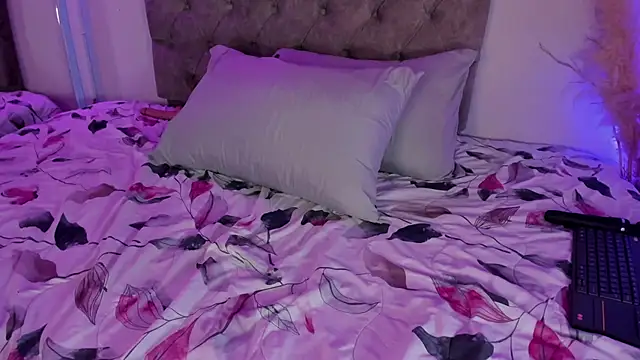 ale_cam Adlı Modelin Canlı XXX Sohbeti