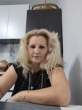 Divineblond Adlı Modelin Canlı XXX Sohbeti