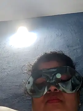 XXX chat uživo modela tamilthanushri